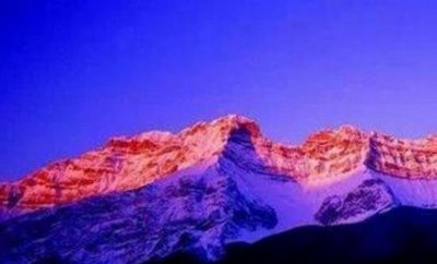 ​揭秘喜马拉雅山红雪之谜，到处血赤色的雪_雪衣藻所致
