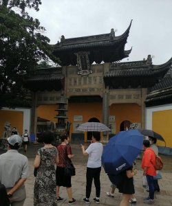 ​金山寺在杭州还是镇江，白蛇传说不是在杭州西湖吗?后来怎么跑到镇江金山寺了？