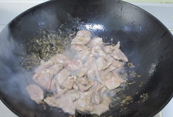 炒蘑菇需要用热水烫一下,炒蘑菇的家常做法图5