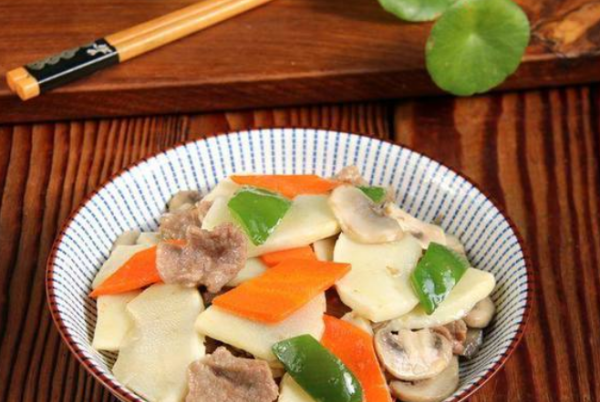 炒蘑菇需要用热水烫一下,炒蘑菇的家常做法图17