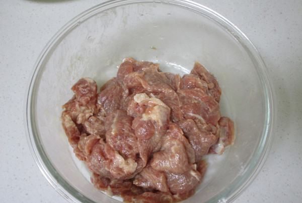 炒蘑菇需要用热水烫一下,炒蘑菇的家常做法图3