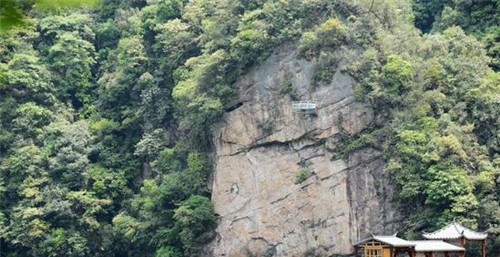 张家界绝壁半空修玻璃栈房房 你敢住进去吗