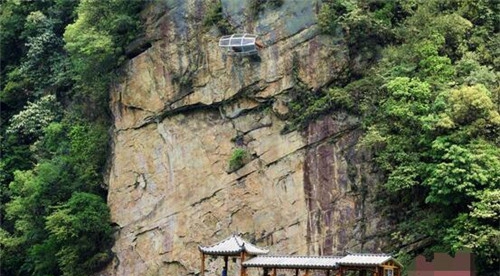 张家界绝壁半空修玻璃栈房房 你敢住进去吗