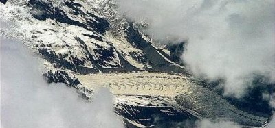 ​在西躲雪山高空拍到西躲龙照片，真龙出没疑似冰川