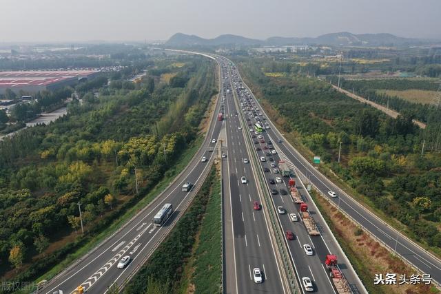 高速公路外应急车道行驶扣几分（高速违规走应急车道的应扣12分罚3万）(2)