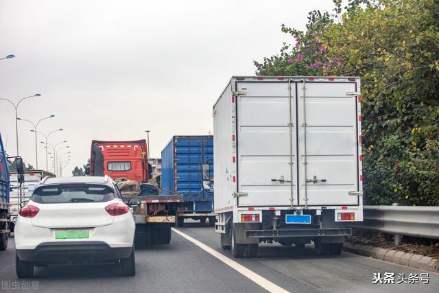 高速公路外应急车道行驶扣几分（高速违规走应急车道的应扣12分罚3万）(4)
