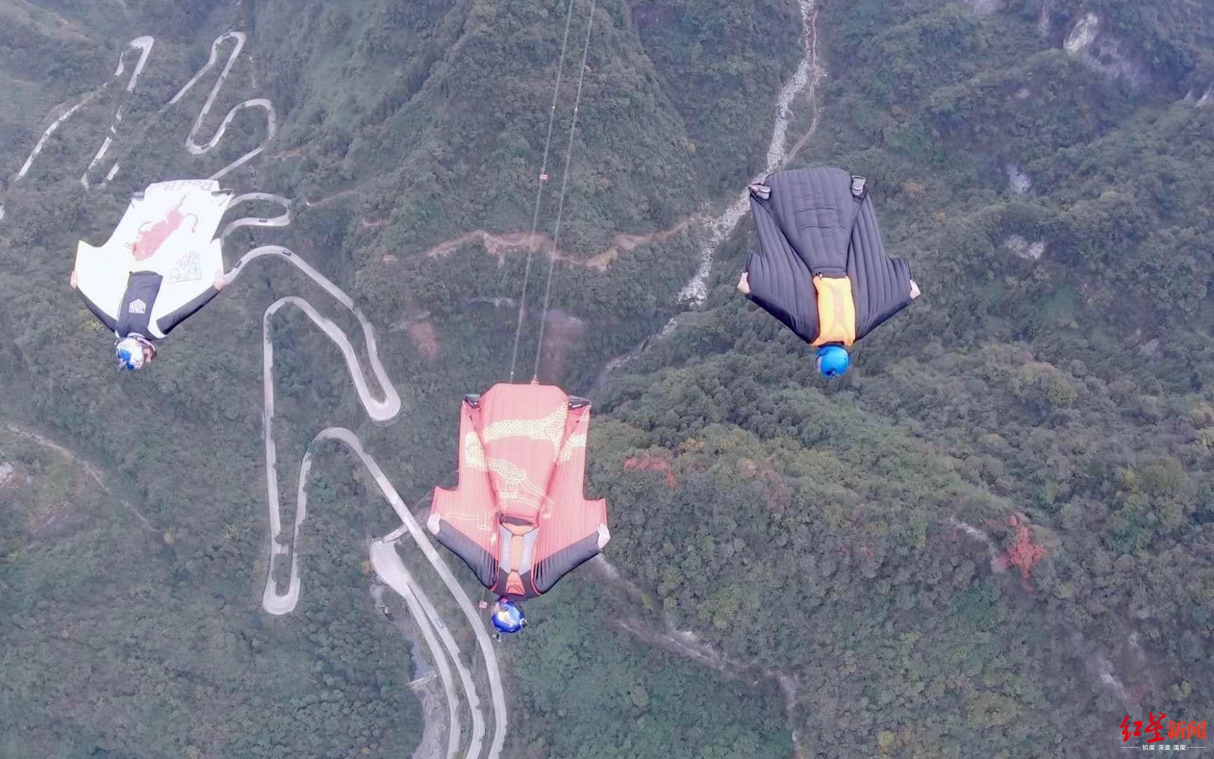 张树鹏等人举行翼装遨游。受访者供图