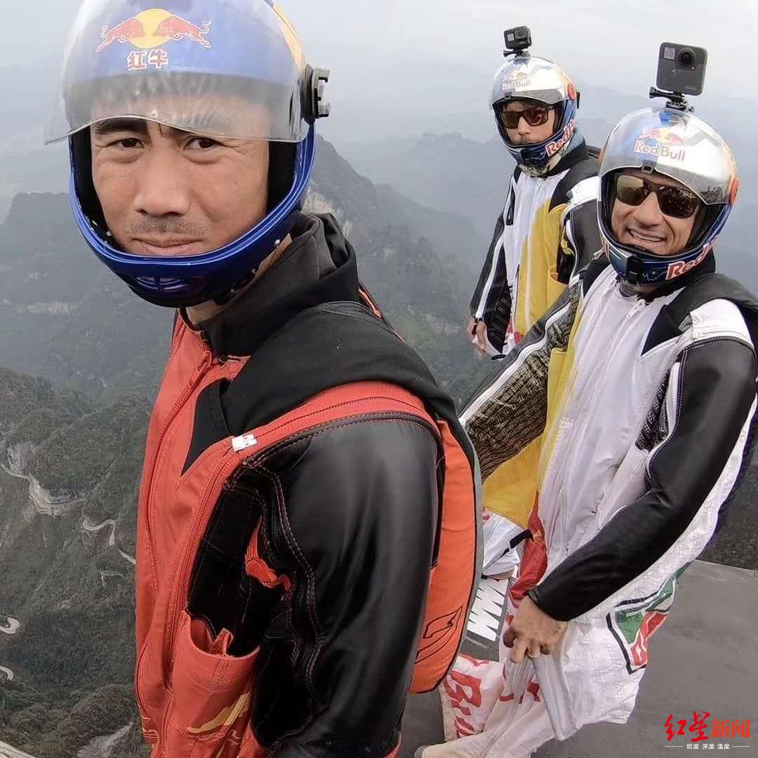张树鹏等翼装遨游员预备遨游。受访者供图