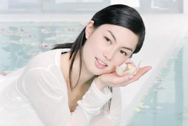 玉兰油广告女主角（清纯可人玉兰油女孩嫁做人妇）