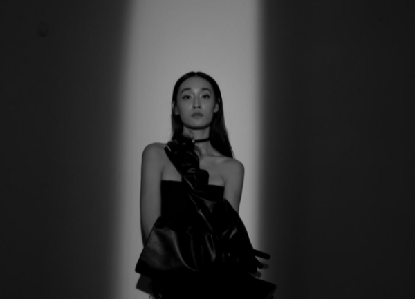前卫是什么意思,说一个女穿的衣服前卫的句子图3