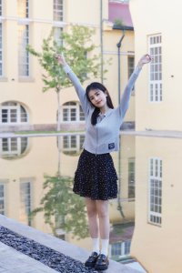 ​白鹿穿碎花短裙露美腿 皮肤白皙红唇吸睛