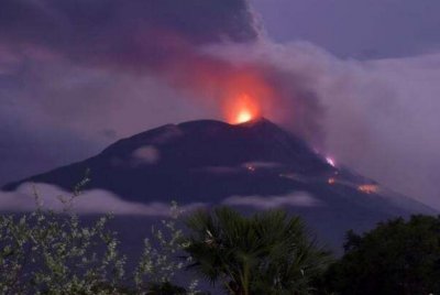 ​火山普遍在什么场合?洋脊火山戴，环宁靖火柴山戴512座