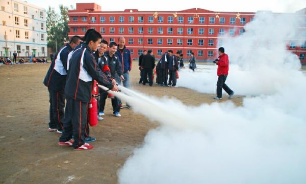 使用灭火器灭火的最佳位置是,灭火器进行灭火的最佳位置是什么图7