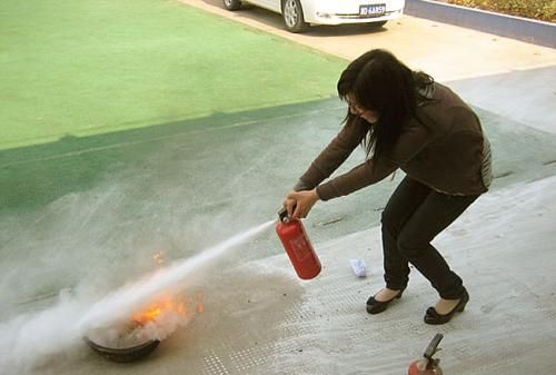 灭火器灭火的最佳位置是什么地方