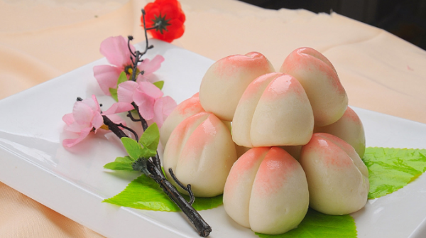 献寿桃的寓意,生日的时候吃长寿面寓意是什么图2