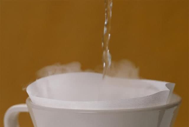 烧开的水中含氯气买来的矿泉水呢能喝吗