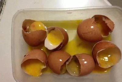 ​鸡蛋没臭但是蛋黄散了,鸡蛋打开蛋黄是散的但是不臭能吃吗