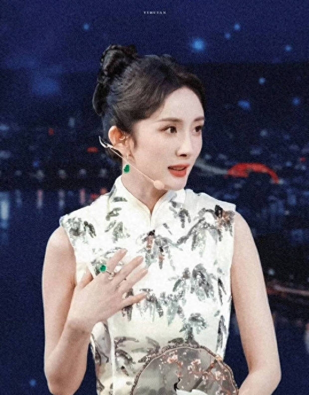 杨幂央视中秋晚会探班 穿国风旗袍古典韵味十足