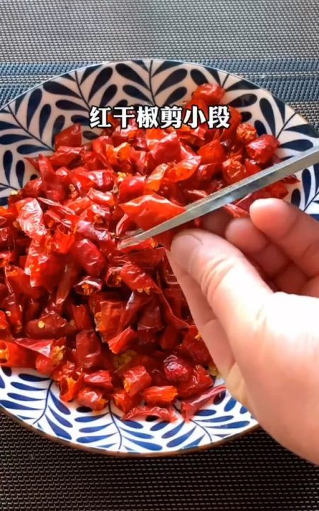 辣子鸡丁的正宗做法窍门,辣子鸡丁的家常做法最正宗的做法窍门图1