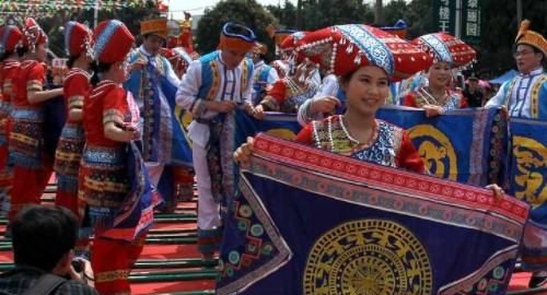 回族服饰特点及图片,回族的服饰是什么样子的图5