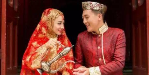 回族服饰特点及图片,回族的服饰是什么样子的图1