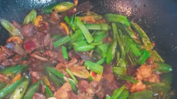 鸡杂怎么炒又嫩又好吃,川菜鸡杂怎么炒又嫩又好吃视频图6