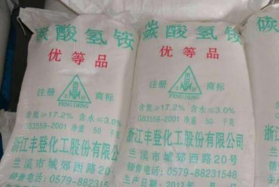 ​碳酸氢铵冲施方式:与水1:100混同，深度覆土_每亩40斤