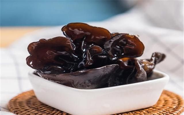 木耳用凉水泡好用不用锅里煮一下，凉水泡了能直接吃吗