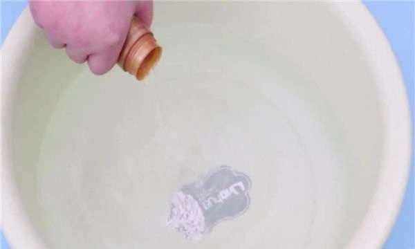 黑色羽绒服发霉了怎么清洗,羽绒服受潮发霉有黑点图1