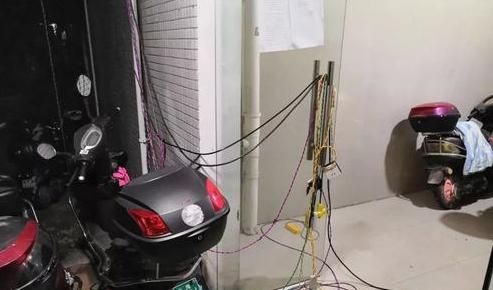 易燃可燃物可放在楼道内吗,哈尔滨一小区楼道内私建储藏室起火,险些封住逃生路, 你怎么看?图4