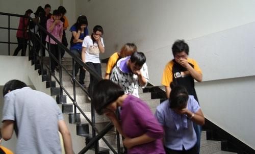 易燃可燃物可放在楼道内吗,哈尔滨一小区楼道内私建储藏室起火,险些封住逃生路, 你怎么看?图2