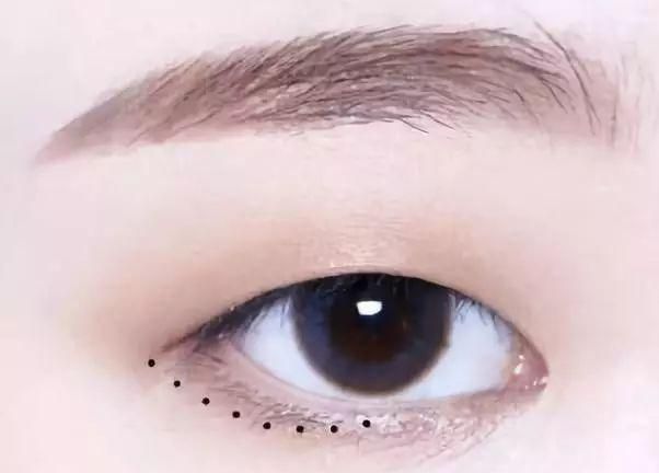 单眼皮用眼线胶笔还是眼线液好