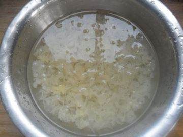 银耳汤可以用白糖熬,熬银耳汤没有冰糖可以用白糖吗图2