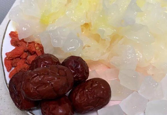 银耳汤可以用白糖熬,熬银耳汤没有冰糖可以用白糖吗图8