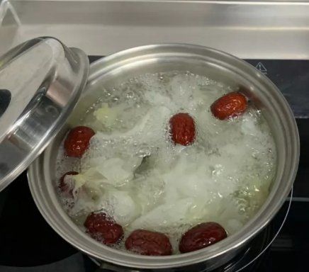 银耳汤可以用白糖熬,熬银耳汤没有冰糖可以用白糖吗图10