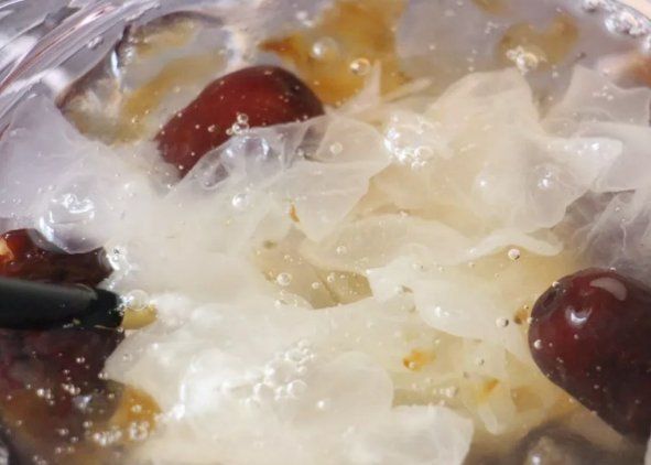 银耳汤可以用白糖熬,熬银耳汤没有冰糖可以用白糖吗图9