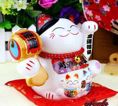 扔财猫左右两手分别代表什么意思