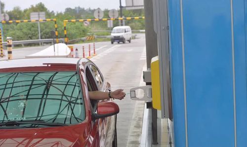 初次上高速怎么拿卡,工作人员给你卡吗