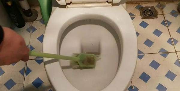 马桶边上的黄垢怎么处理,马桶边上的黄垢怎么处理图2