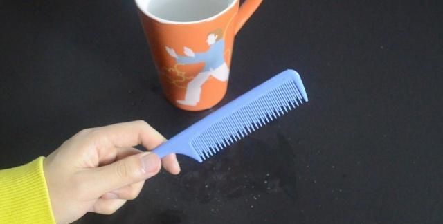 洗头发时梳子掉进马桶里面了