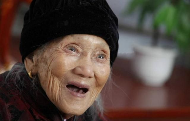 100岁老人叫什么：00以上的年龄老人雅称叫什么