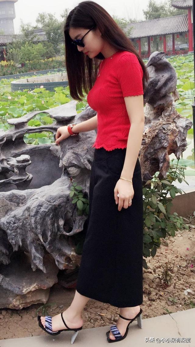 冷漠的老婆杨小曼个人资料简介：人美歌甜，有颜值有实力