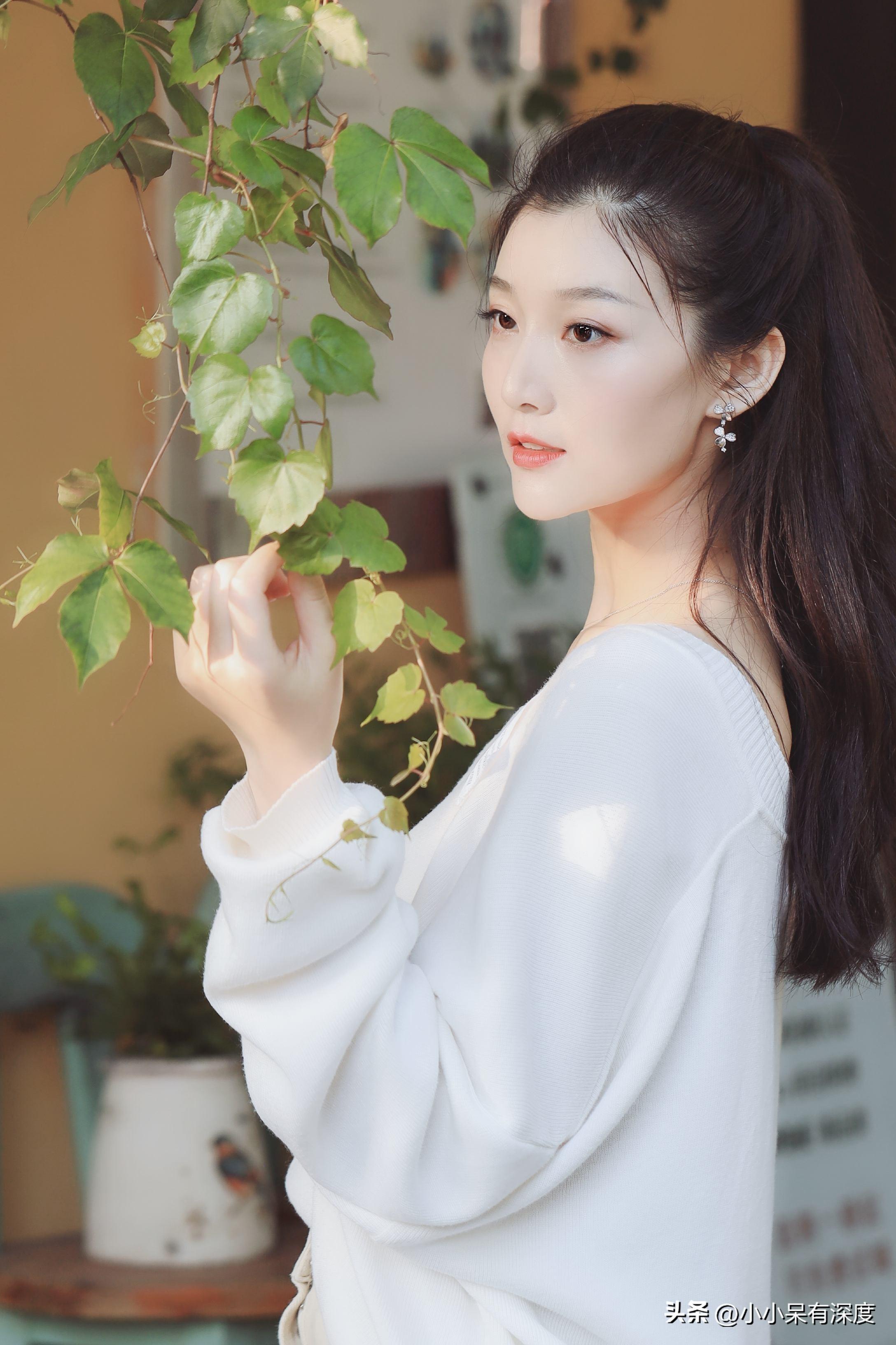冷漠的老婆杨小曼个人资料简介：人美歌甜，有颜值有实力