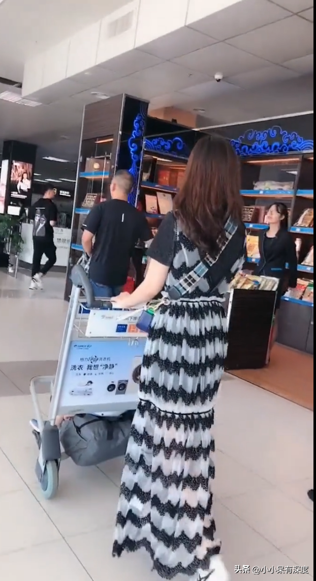 冷漠的老婆杨小曼个人资料简介：人美歌甜，有颜值有实力