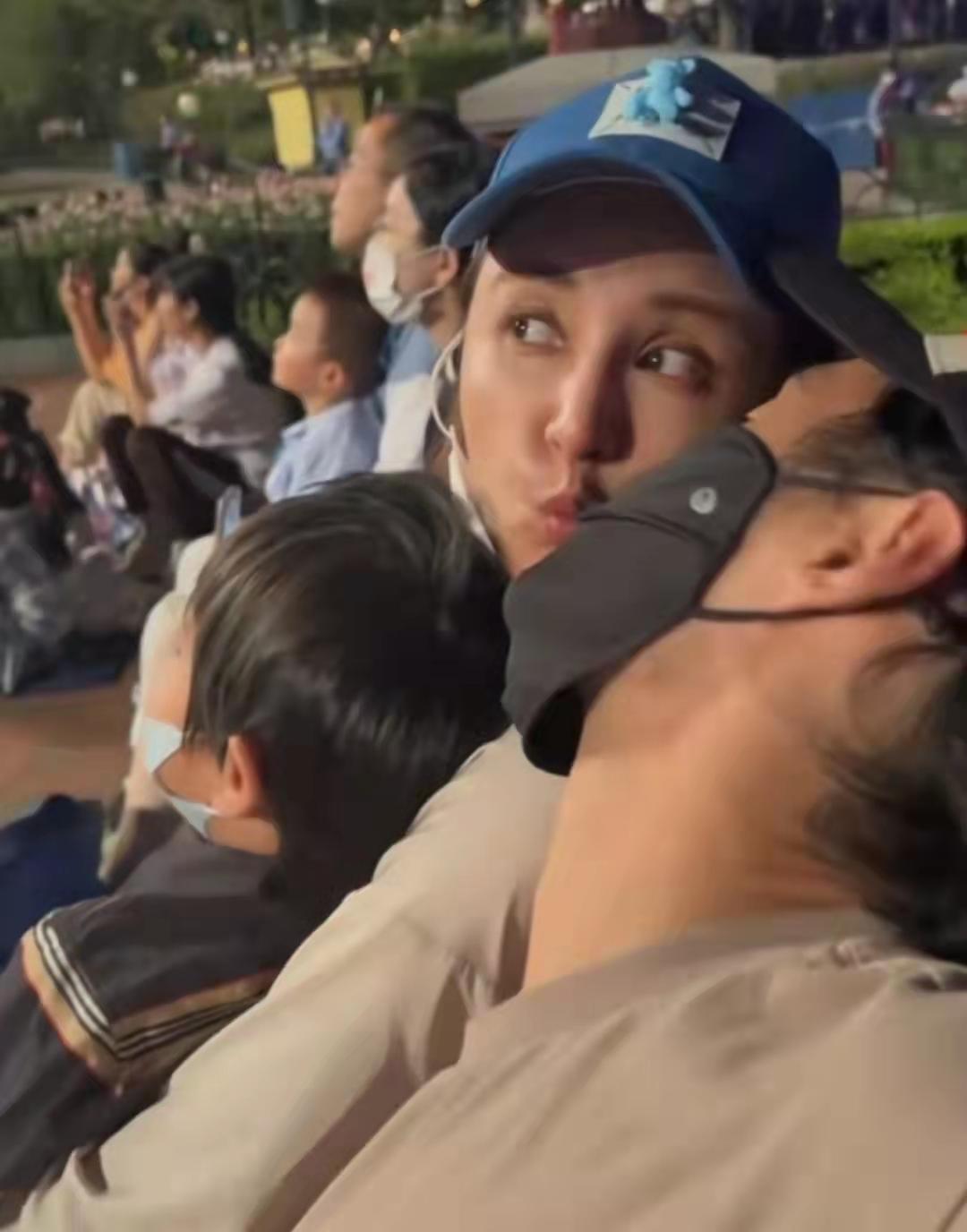 袁弘张歆艺同游迪士尼，张歆艺抱娃隔口罩亲老公，袁弘喊累遭吐槽
