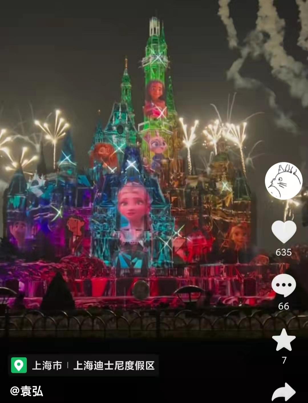袁弘张歆艺同游迪士尼，张歆艺抱娃隔口罩亲老公，袁弘喊累遭吐槽