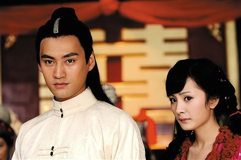 袁弘张歆艺同游迪士尼，张歆艺抱娃隔口罩亲老公，袁弘喊累遭吐槽