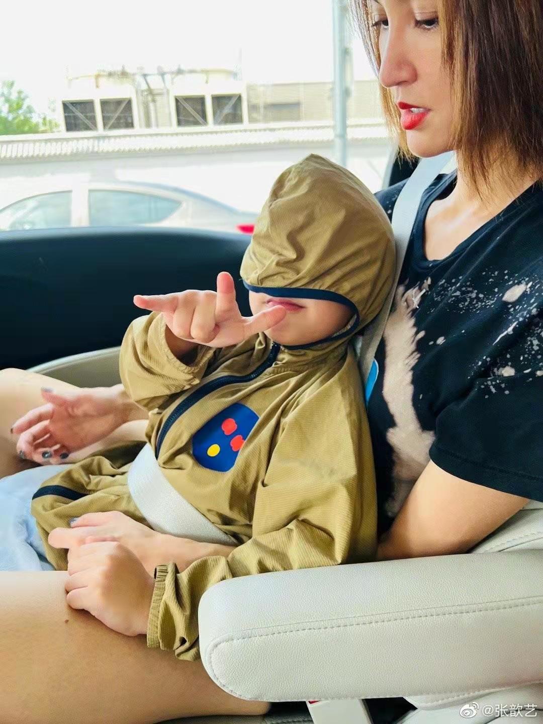 袁弘张歆艺同游迪士尼，张歆艺抱娃隔口罩亲老公，袁弘喊累遭吐槽