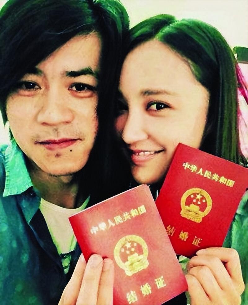 袁弘张歆艺同游迪士尼，张歆艺抱娃隔口罩亲老公，袁弘喊累遭吐槽