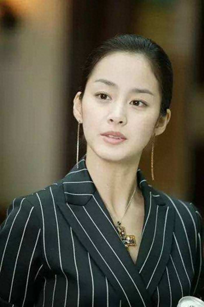 天才美女金泰熙个人资料:漂亮还是学霸,37岁下嫁巨星,结婚6年恩爱如初